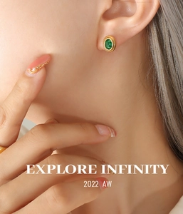 Détail de boucles d'oreilles ovales vintage avec zircon vert et finition dorée