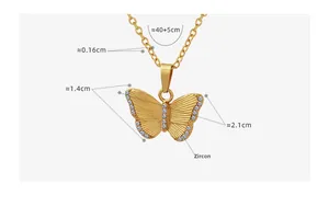 Détail du pendentif papillon 1,4x2,1cm avec incrustation de zircon sur chaîne dorée