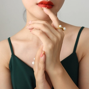 Bague Ouverte Künstliche Perle Élégante Style Français Pour Femmes En Acier Titane Plaqué Or 18K Design Nœud Torsadé Bijoux