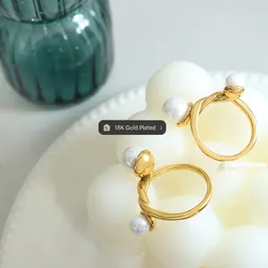 Bague torsadée plaquée or 18K de style français avec double perles sur décor blanc