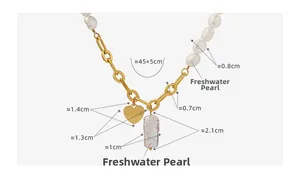 Details einer Süßwasserperlenkette mit Herzanhänger und LOVE-Gravur in Gold