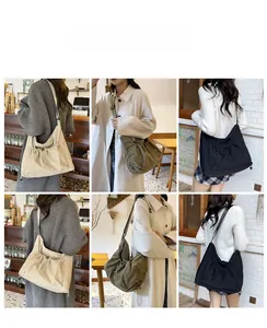 Dettaglio di borse tote in nylon con coulisse in beige, oliva e nero sui modelli