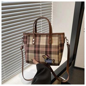 Detailaufnahme der Canvas-Tasche mit klassischem Karomuster und Dackel-Stickerei-Applikation