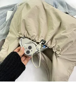 Dettaglio dell'interno spazioso della borsa a secchiello in nylon con scomparti interni