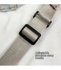 Dettaglio della tracolla in nylon regolabile con fibbia nera per lunghezza variabile