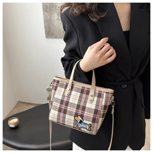 Detail der karierten Handtasche mit Tier-Stickerei und verstellbarem Lederriemen