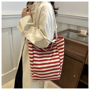 Gros plan détaillé d'un sac cabas en toile rayé rouge et blanc avec anses en corde