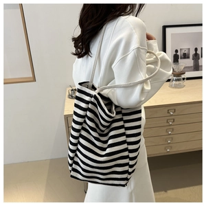 Détail d'un sac cabas en toile rayé avec poignées en corde de coton épais
