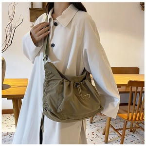 Dettaglio della borsa a tracolla plissettata in nylon verde kaki con coulisse