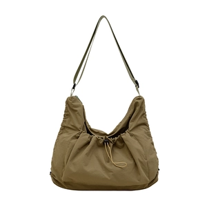 Borsa hobo kaki in nylon di grande capacità con coulisse e tracolla regolabile