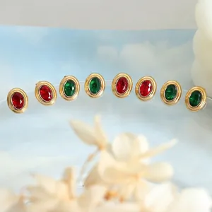 Boucles d'oreilles ovales dorées à l'or 18 carats avec zircons rouges et verts