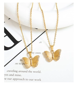 Vue détaillée du collier pendentif papillon doré orné de zircons scintillants
