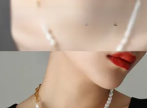 Detail einer Halskette mit Barockperlen und goldener Gliederkette am Modell im Retro-Stil