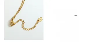 Détail du fermoir mousqueton en or 18K et de la chaîne d'extension avec poinçon K18