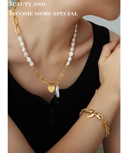 Details von Goldperlenkette und gedrehtem Armband-Set mit Herzanhänger und Love-Gravur