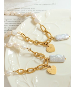 Detail der Süßwasserperlenkette mit goldenem Herzanhänger und LOVE-Gravur