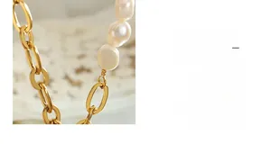 Detail einer goldenen Gliederkette kombiniert mit natürlichen Barockperlen für Halsketten