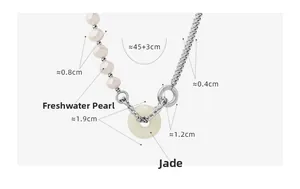 Détail d'un collier en perles et chaîne torsadée avec pendentif rond en pierre de jade