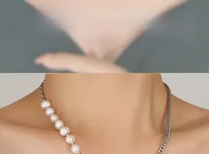 Détail d'un collier de perles d'eau douce et chaîne en métal argenté sur mannequin