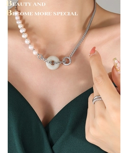 Détail du collier de perles d'eau douce avec chaîne cubaine argentée et pendentif jade