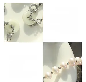Gros plan détaillé de perles d'eau douce et pendentif en jade sur chaîne titane dorée