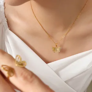 Élégant collier papillon doré avec incrustations de zircon porté par un mannequin