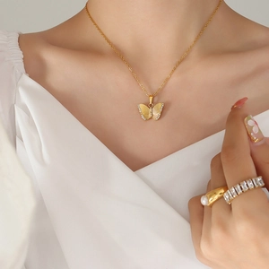 Collier pendentif papillon doré élégant avec ailes en zircon brillant sur chaîne fine
