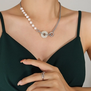 Collier de perles et chaîne en acier avec pendentif en jade blanc sur un mannequin
