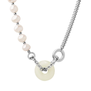 Collier en perles et chaîne avec pendentif rond en jade sur fond blanc