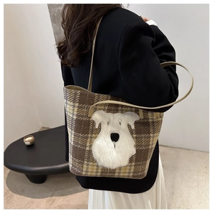 Detail der karierten Woll-Tasche mit flauschigem Schnauzer-Patch und Leder-Schultergurten