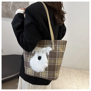 Detailansicht der karierten Woll-Tote-Bag mit niedlichem weißem Schnauzer-Plüsch-Aufnäher