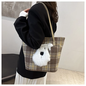 Dettaglio della borsa tote a quadri con patch di schnauzer bianco e tracolla in pelle