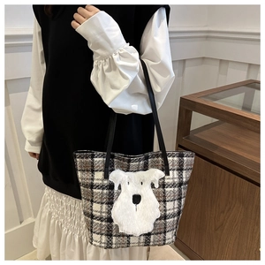 Dettaglio della borsa tote in tweed a quadri con applicazione in peluche di cane terrier bianco