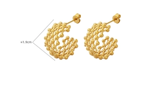 Detail of 1.9cm gold-plated C-shaped earrings with mesh texture and bead accents