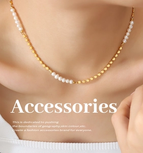 Détail d'un collier en cuivre avec mélange de perles d'eau douce et billes dorées sur modèle