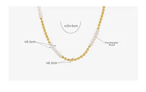 Détail du collier de perles d'eau douce et billes dorées avec mesures de 35+5 cm