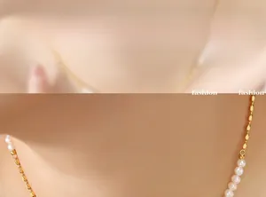 Détail d'un collier de perles d'eau douce et chaîne dorée porté par un mannequin