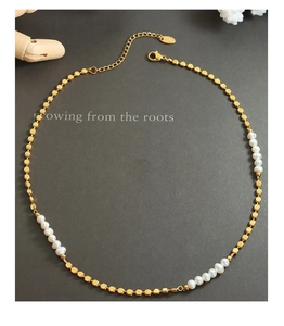 Détail de collier avec perles d'eau douce et billes carrées dorées et fermoir