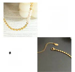 Vue macro détaillée du collier en perles d'eau douce avec lentilles en laiton doré et fermoir