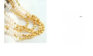Vue détaillée du collier multicouche avec perles d'eau douce et grains dorés plats