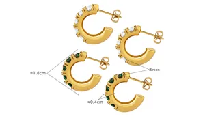 Détails de taille des boucles d'oreilles C dorées 18 carats avec zircons blanc et vert