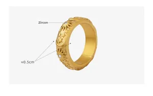 Détail d'une bague vintage plaquée or 18K avec reliefs soleil, lune et zirconiums