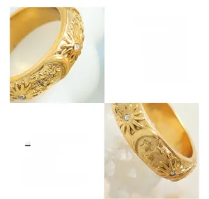 Vue macro d'une bague en titane plaquée or 18K avec motif lune étoile gravé et zircon