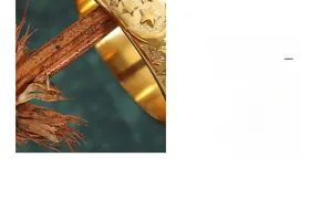 Vue détaillée d'une bague large dorée vintage avec motifs d'étoiles gravés sur une branche
