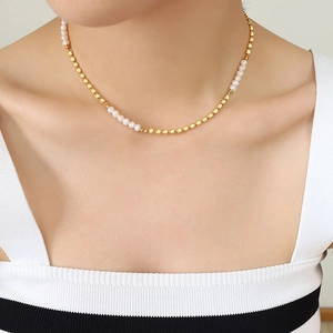 Collier asymétrique élégant avec perles d'eau douce et chaîne à disques métalliques dorés