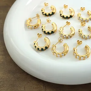 Boucles d'oreilles en C plaquées or 18 carats avec zircons verts et clairs brillants