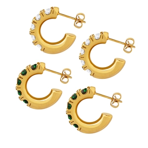 Boucles d'oreilles dorées en forme de C serties de zircons et pierres vertes