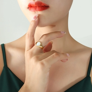 French Style Minimalist White Mother Of Artificial Pearl Signet Ring Titanium Steel Gold Plated Non-Tarnish Jewelry For Women