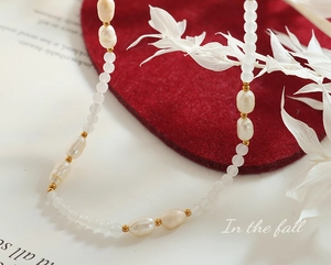 Dettaglio della collana con perle barocche e pietre di luna con accenti dorati stile vintage