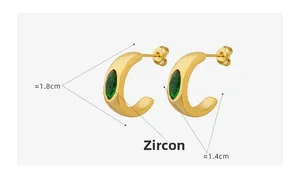 Détails des boucles d'oreilles dorées en C avec zircon vert, taille 1,8cm x 1,4cm